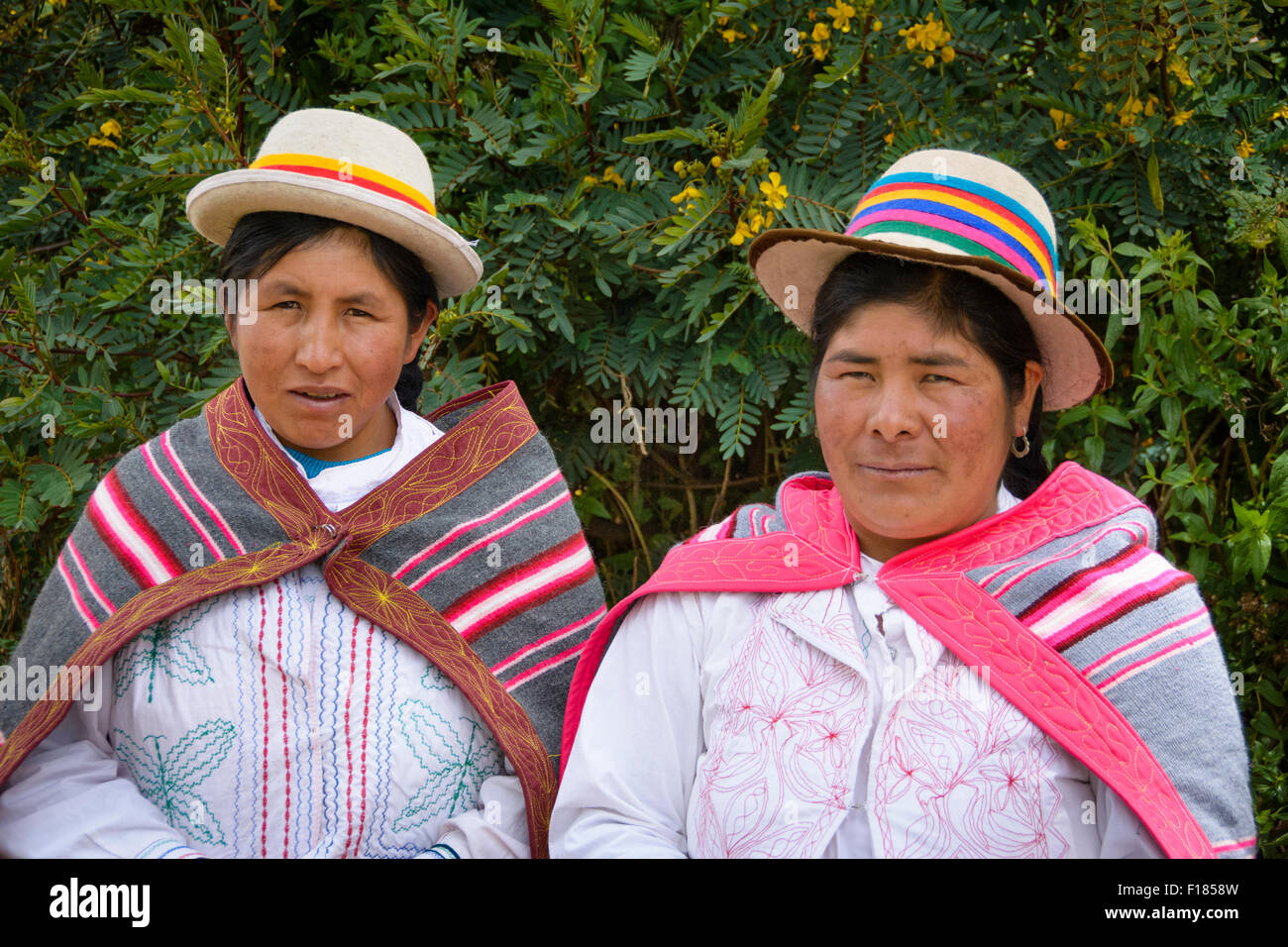 Femme Quechua portant des vêtements traditionnels et hat dans Misminay Village, Vallée Sacrée, le Pérou. Banque D'Images
