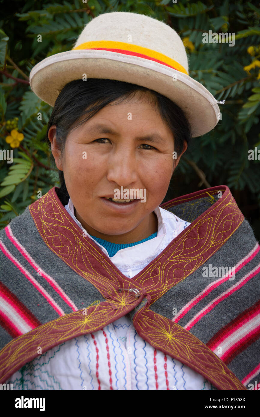 Femme Quechua portant des vêtements traditionnels et hat dans Misminay Village, Vallée Sacrée, le Pérou. Banque D'Images