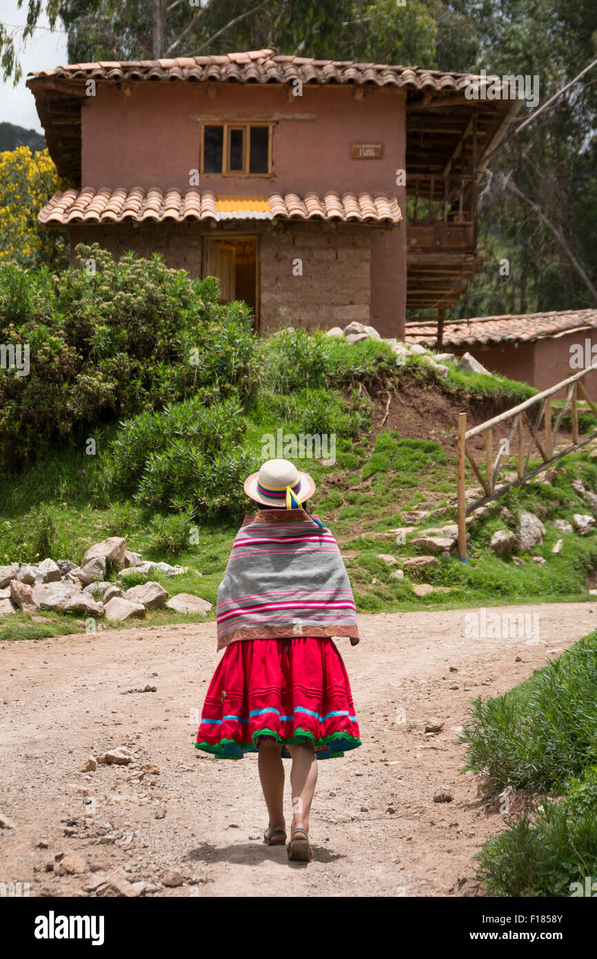 Femme Quechua portant des vêtements traditionnels et hat dans Misminay Village, Vallée Sacrée, le Pérou. Banque D'Images