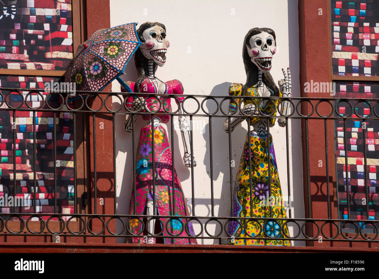 Le Jour des Morts Les chiffres sur un balcon d'immeuble dans la Zona Romantica, Puerto Vallarta, Jalisco, Mexique. Banque D'Images