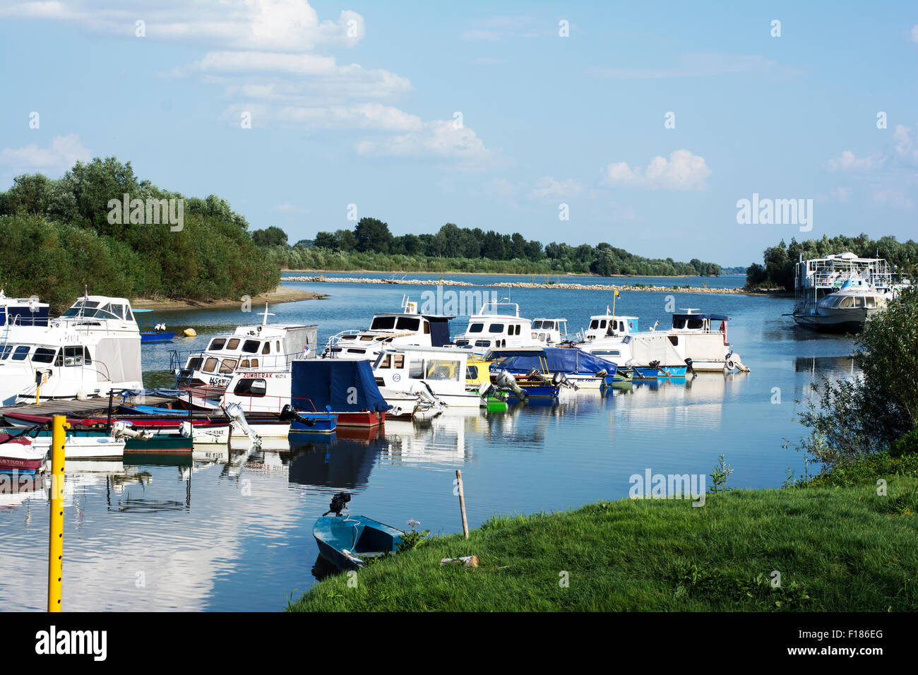 Bateaux de pêche colorés garé en petits sur la rivière Banque D'Images