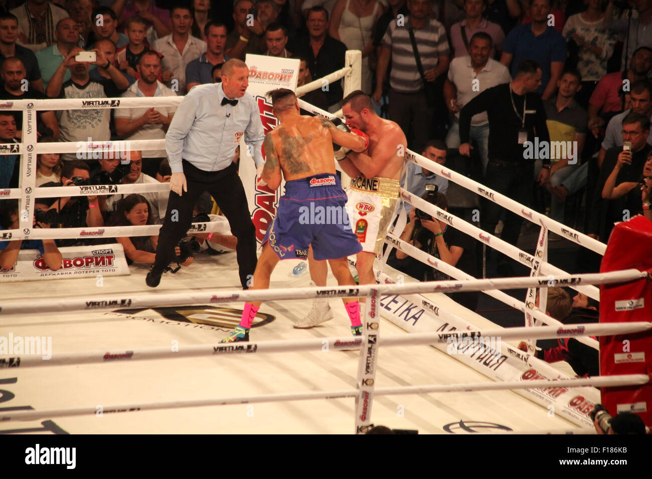 Kiev, Ukraine. 29th août 2015. Alexander Usyk (Oleksandr - orthographe ukrainienne), champion olympique ukrainien de Londres et champion de poids-croisière du WBO, a arrêté Johnny Muller, sud-africain, à la fin de la ronde 3 de leur combat dans le massif réservé 7 000 Kiev Sports Palace. Usyk attrapait Muller avec un crochet gauche solide au milieu du rond et l'envoya deux fois sur la toile. Têtu Boer était sur ses pieds et déterminé à continuer, cependant, l'arbitre a arrêté le combat juste 6 secondes à la cloche. C'était la victoire d'Usyks en 8th et l'arrêt de 8th. DIMAR photo/Alamy Live News Banque D'Images