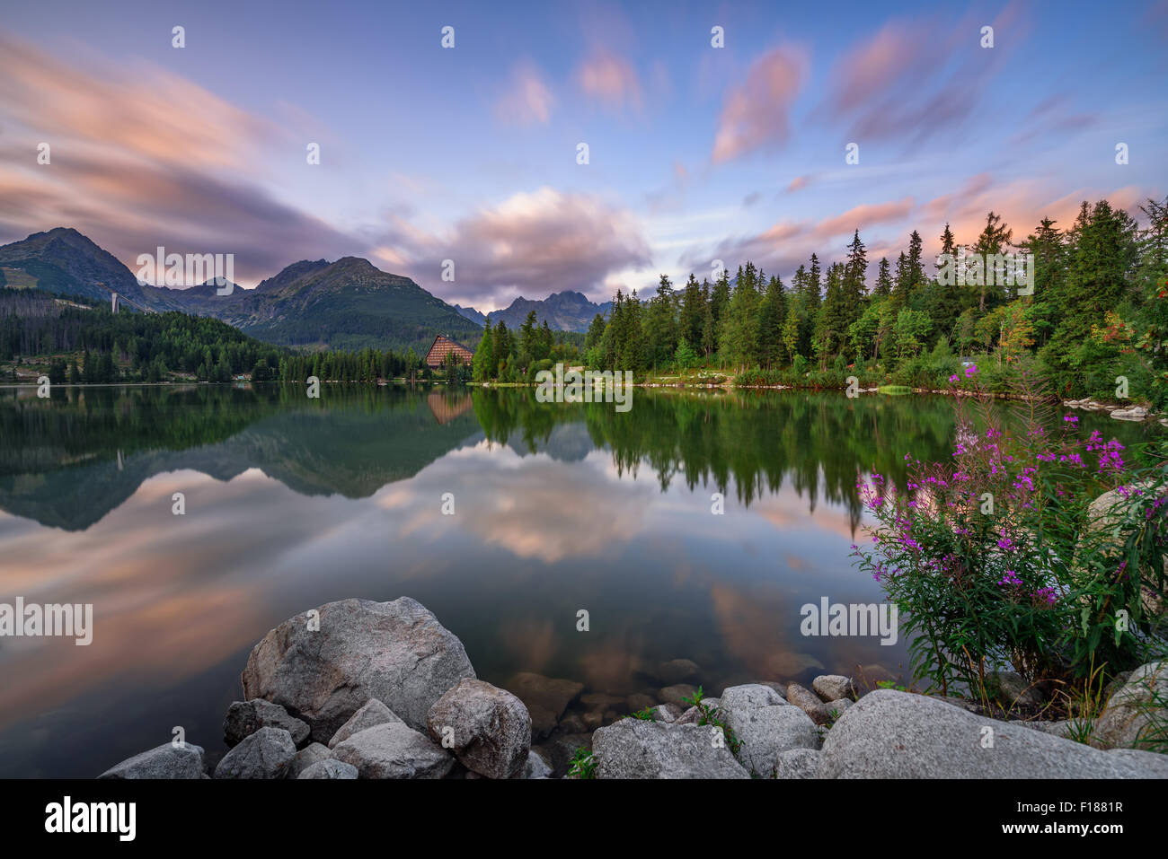 Lac de montagne glaciaire de Štrbské Pleso dans le Parc National des Tatras, en Slovaquie. haut Longue exposition. Banque D'Images