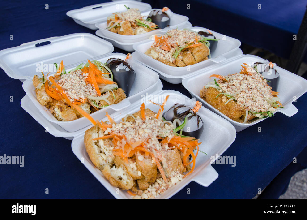 Fu Tau grillé avec sauce noire dans un récipient en polystyrène Banque D'Images