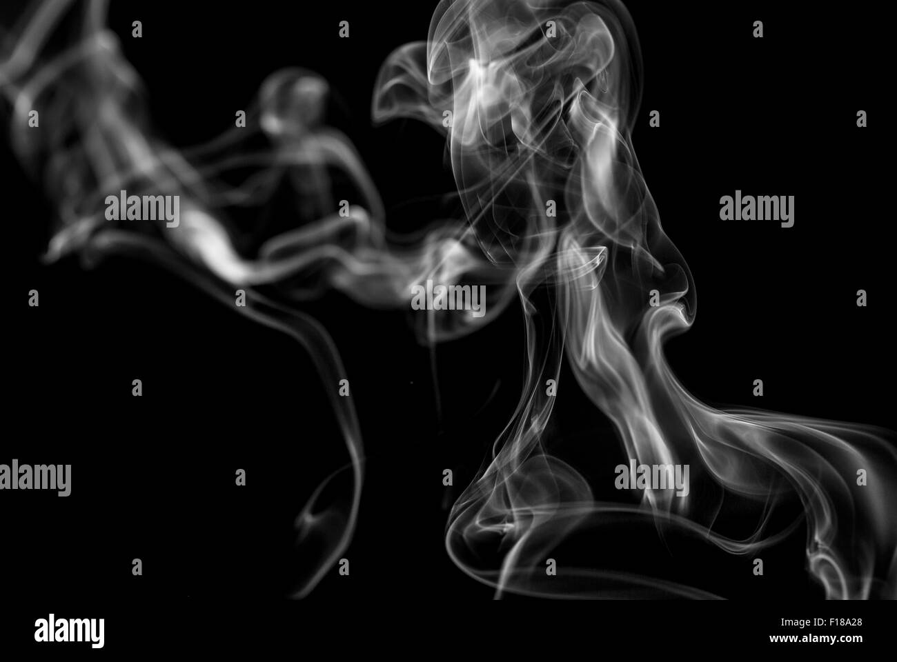 Résumé de la fumée sur un fond noir. La texture. L'élément de conception. L'art abstrait. La fumée de l'encens. La prise de vue macro. Banque D'Images