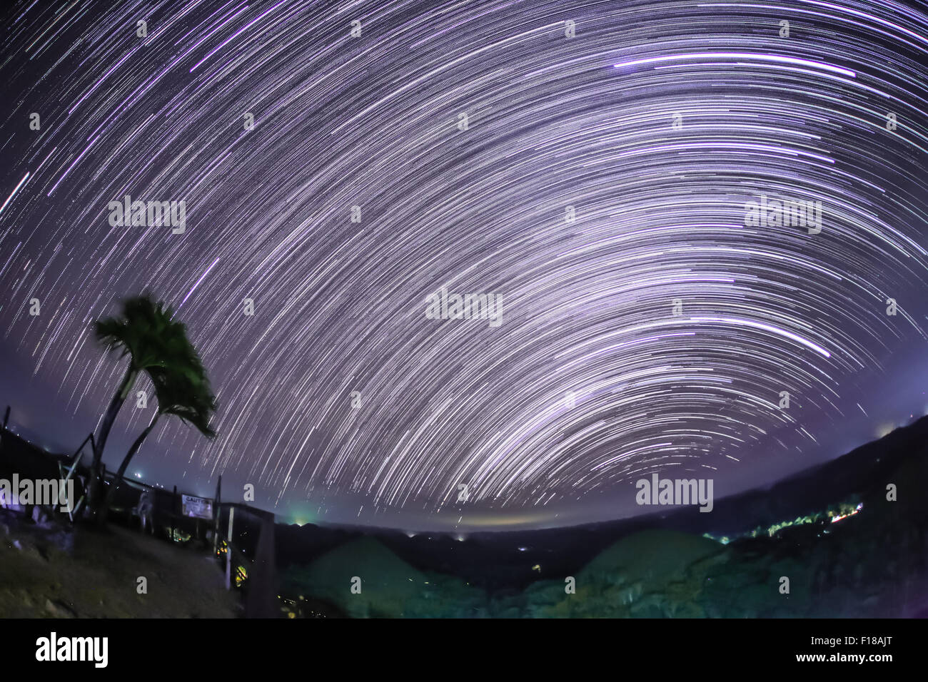 Mois sur un fond de ciel étoiles reflète dans la mer. Banque D'Images