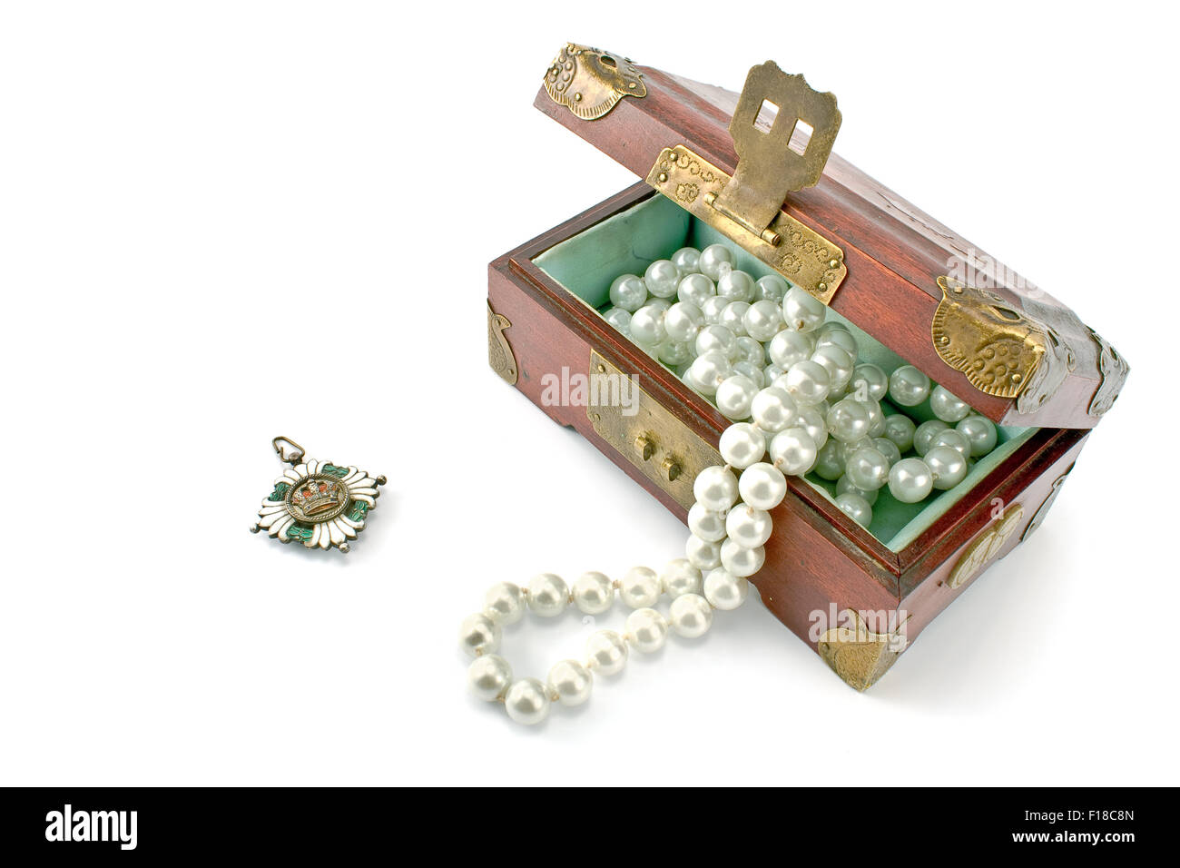 Coffre au Trésor en bois avec des bijoux isolated on white Banque D'Images