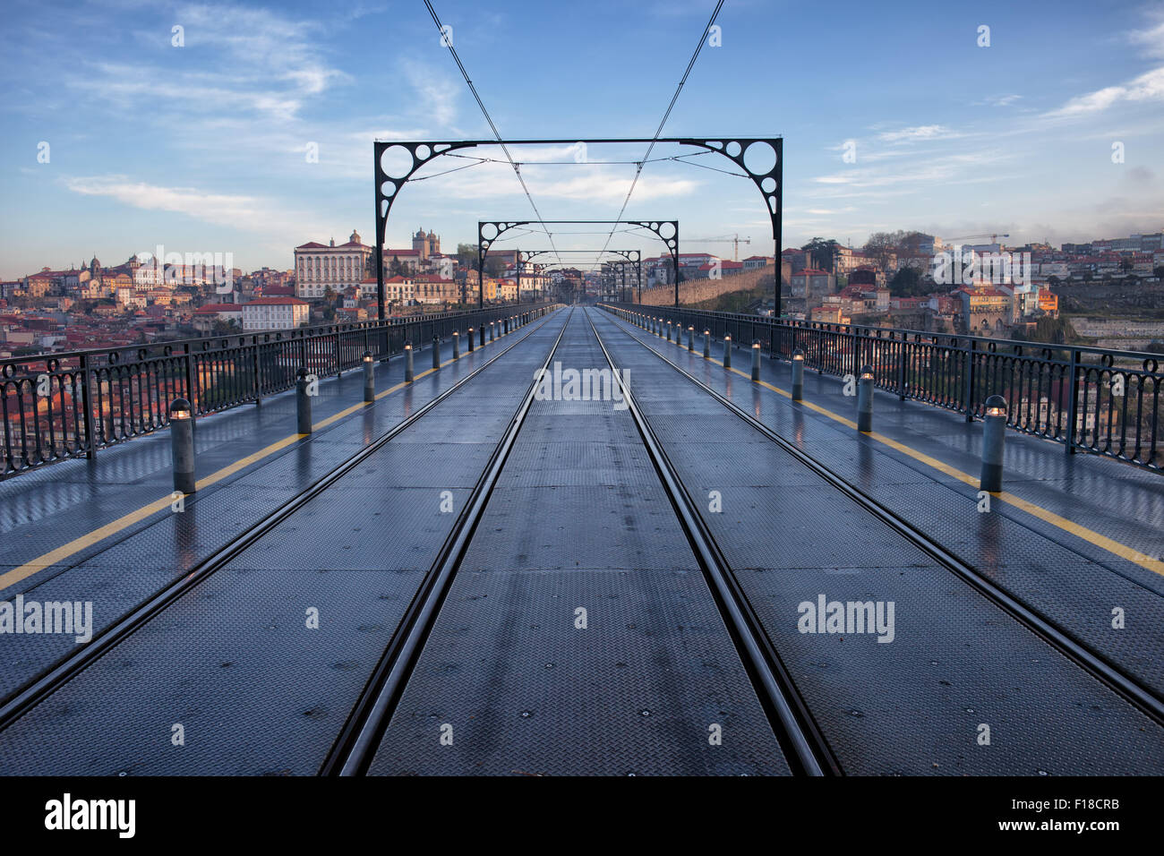 Porto au Portugal, vue depuis le Pont Dom Luis I, rails de la ville en métro. Banque D'Images