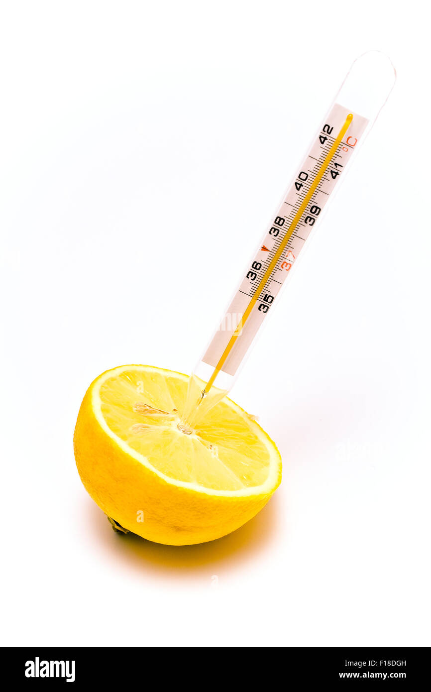 Thermomètre médical coincé dans une tranche de citron isolated on white Banque D'Images