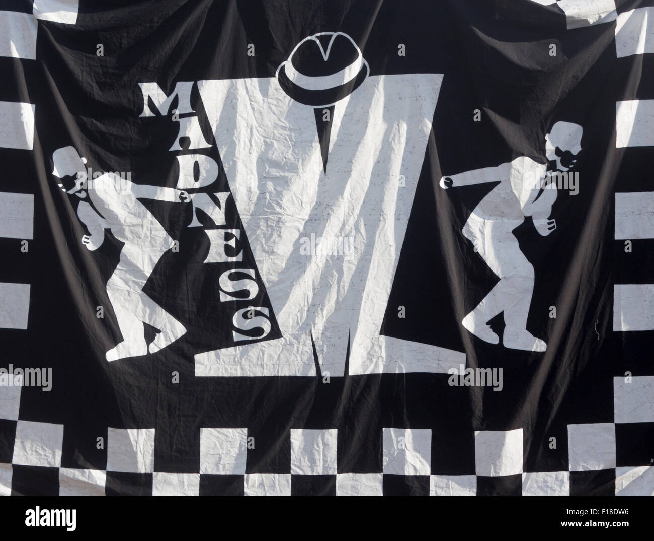 Madness deux tons logo emblème records fin des années 70 début des années 80 sur la bannière hanging on wall Banque D'Images