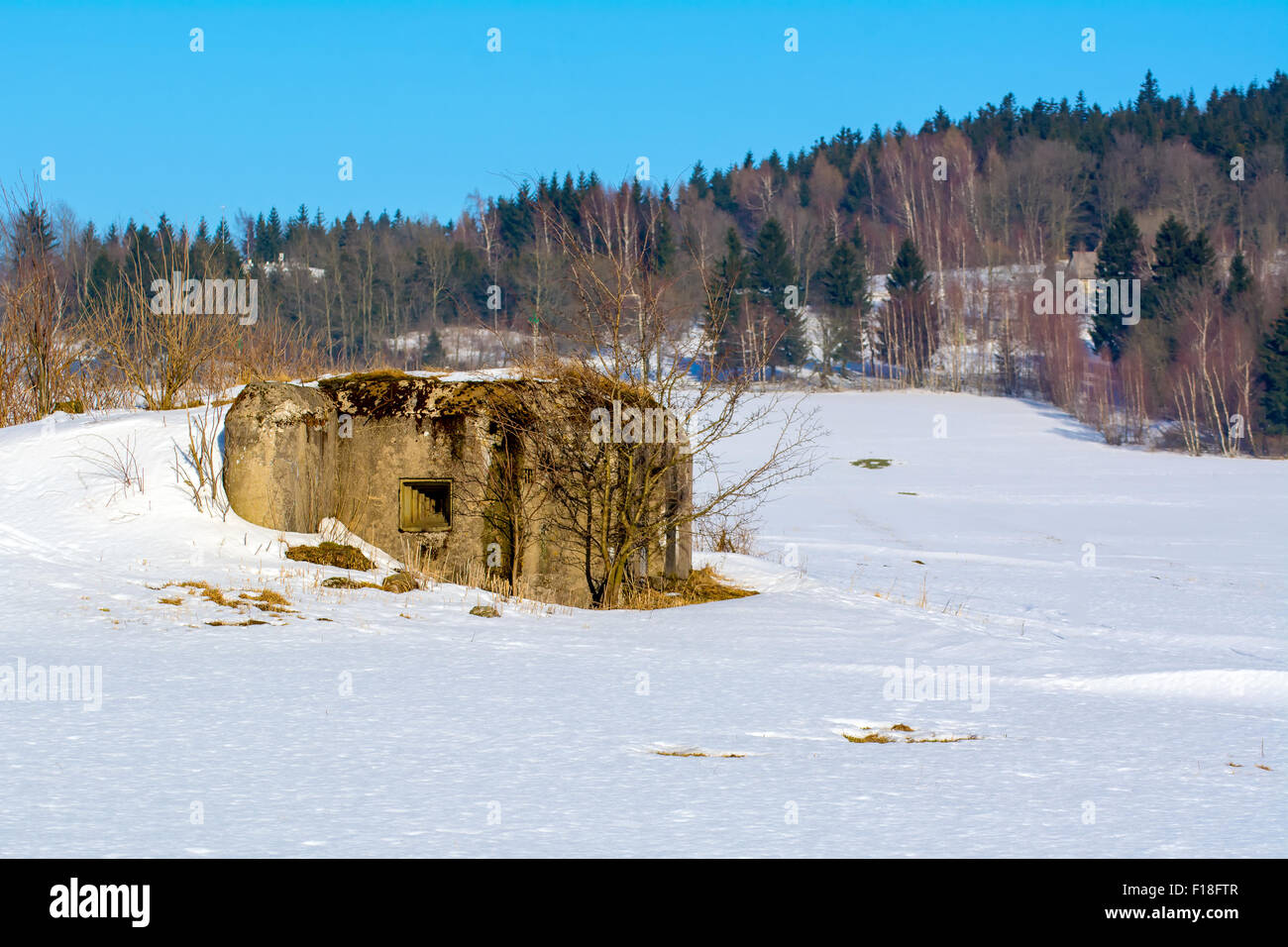 Bunker militaire dans un paysage d'hiver avec ciel bleu Banque D'Images