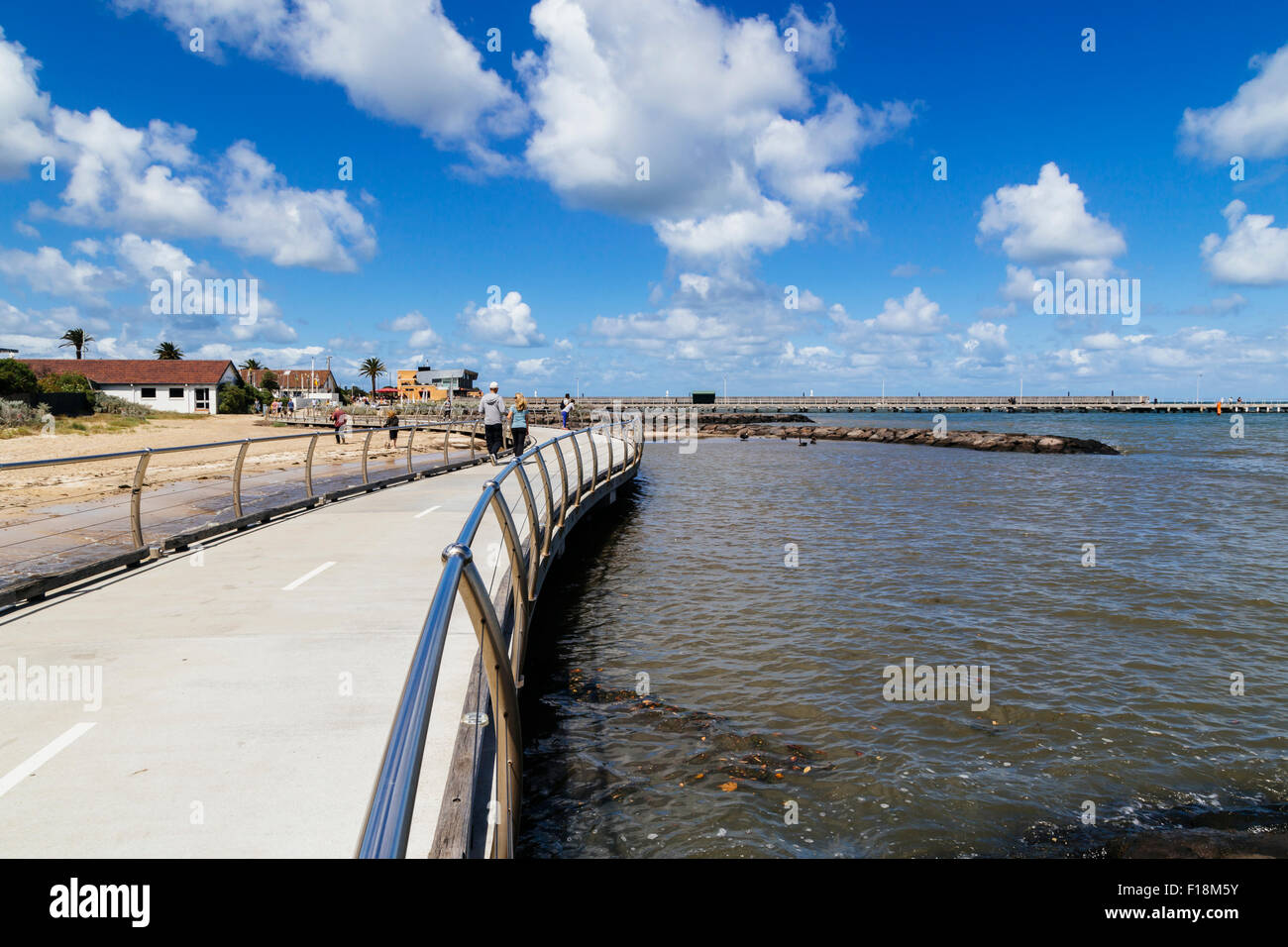 Les gens qui marchent sur la plage, promenade à Brighton Centre, Melbourne, Victoria, Australie Banque D'Images