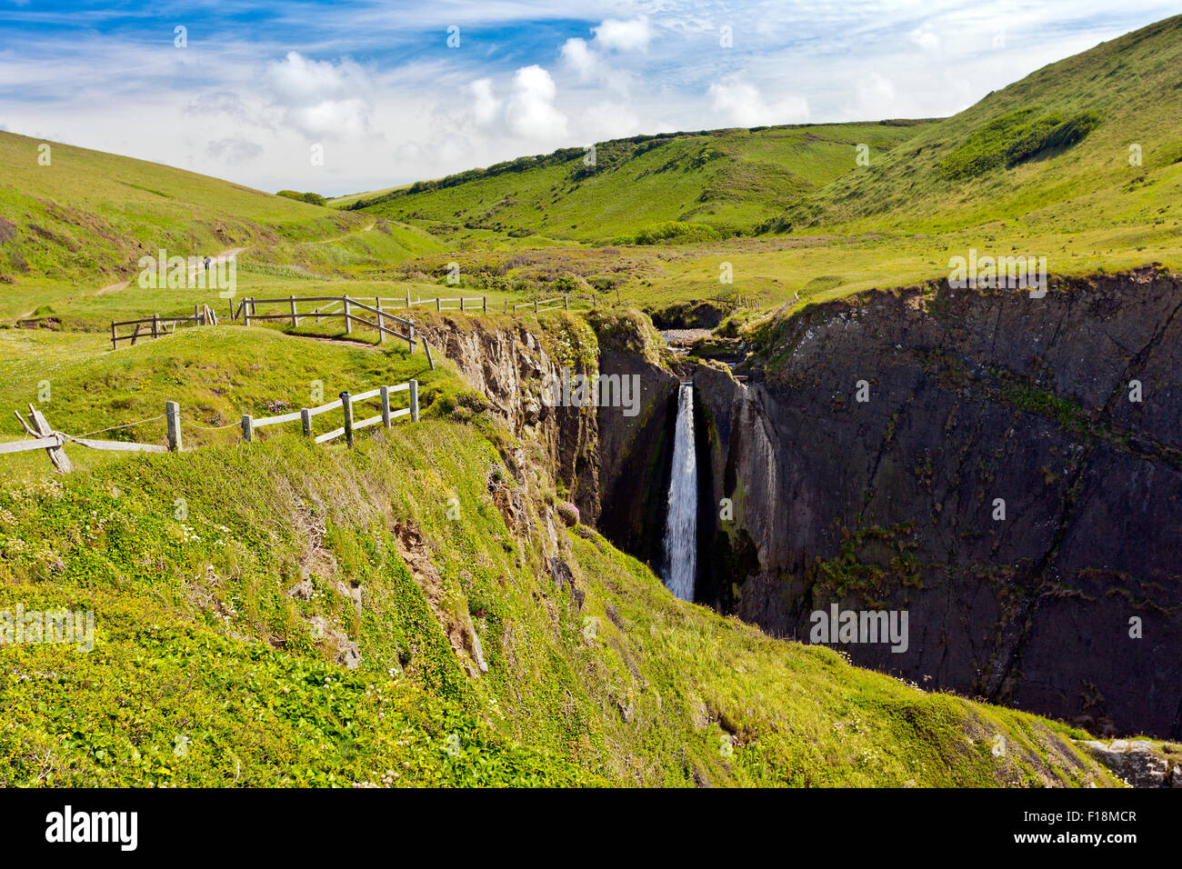 La côte sud-ouest chemin passe devant l'usine Spekes spectaculaire cascade de bouche, North Devon, England, UK Banque D'Images