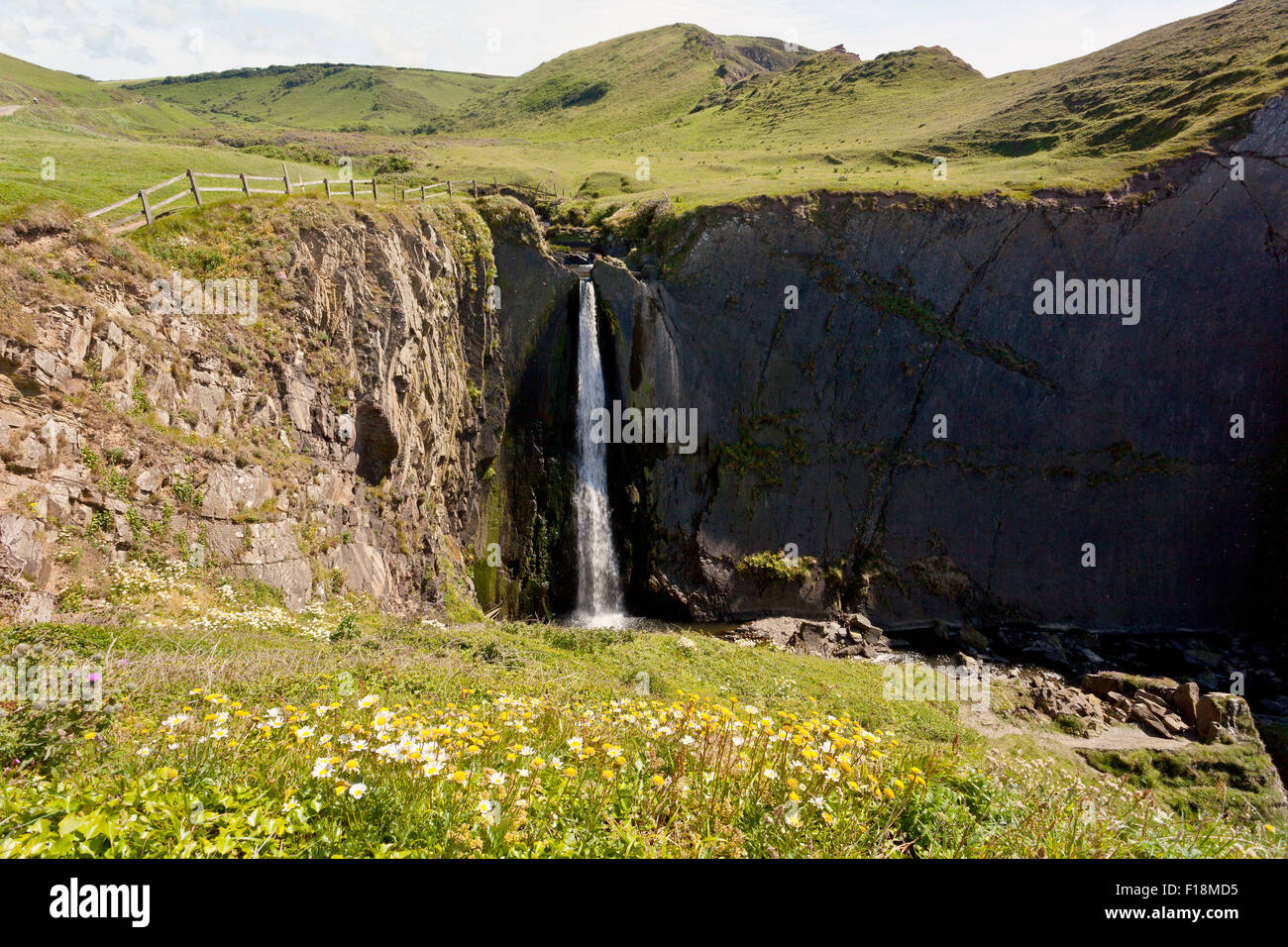La côte sud-ouest chemin passe devant l'usine Spekes spectaculaire cascade de bouche, North Devon, England, UK Banque D'Images