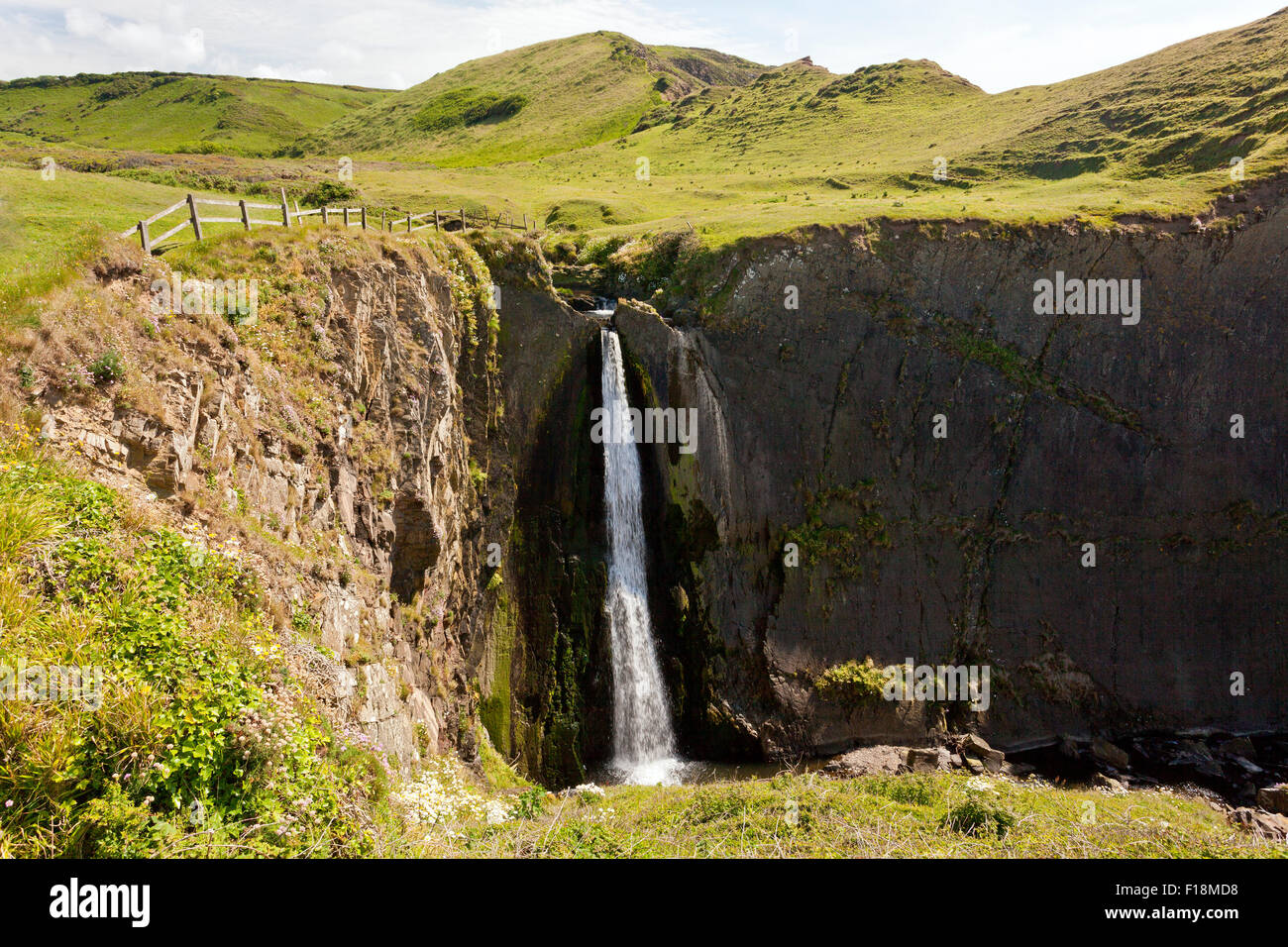 La côte sud-ouest chemin passe devant l'usine Spekes spectaculaire cascade de bouche, North Devon, England, UK Banque D'Images