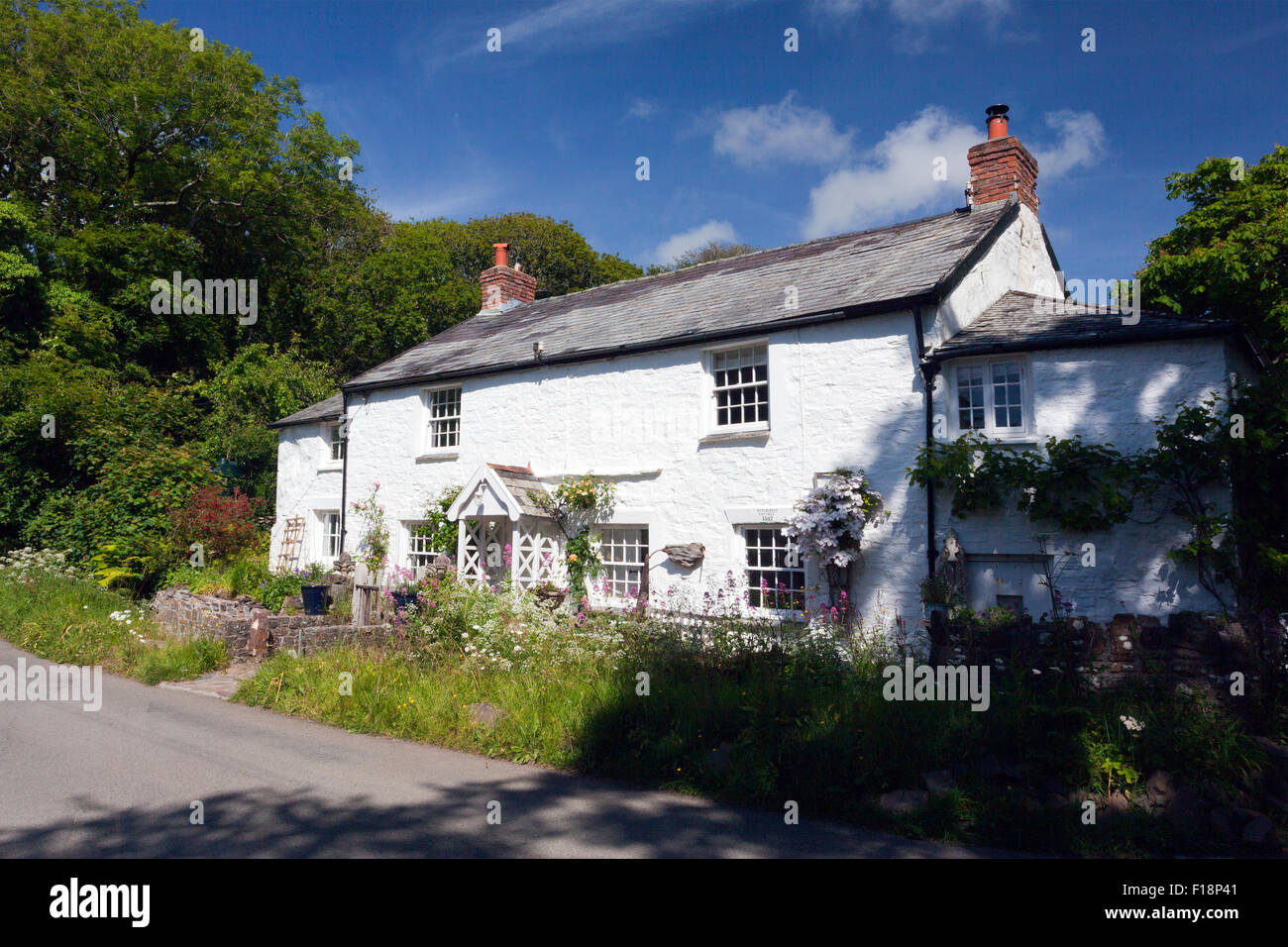 Le quartier historique de Watersmeet Cottage (1587) à Lymebridge, près de Hartland, North Devon, England, UK Banque D'Images