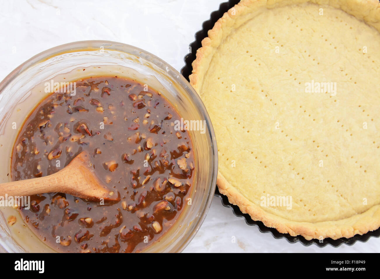 Faire de la tarte aux pacanes tarte à la noisette - prêt à verser dans la croûte à tarte cuite-aveugle Banque D'Images