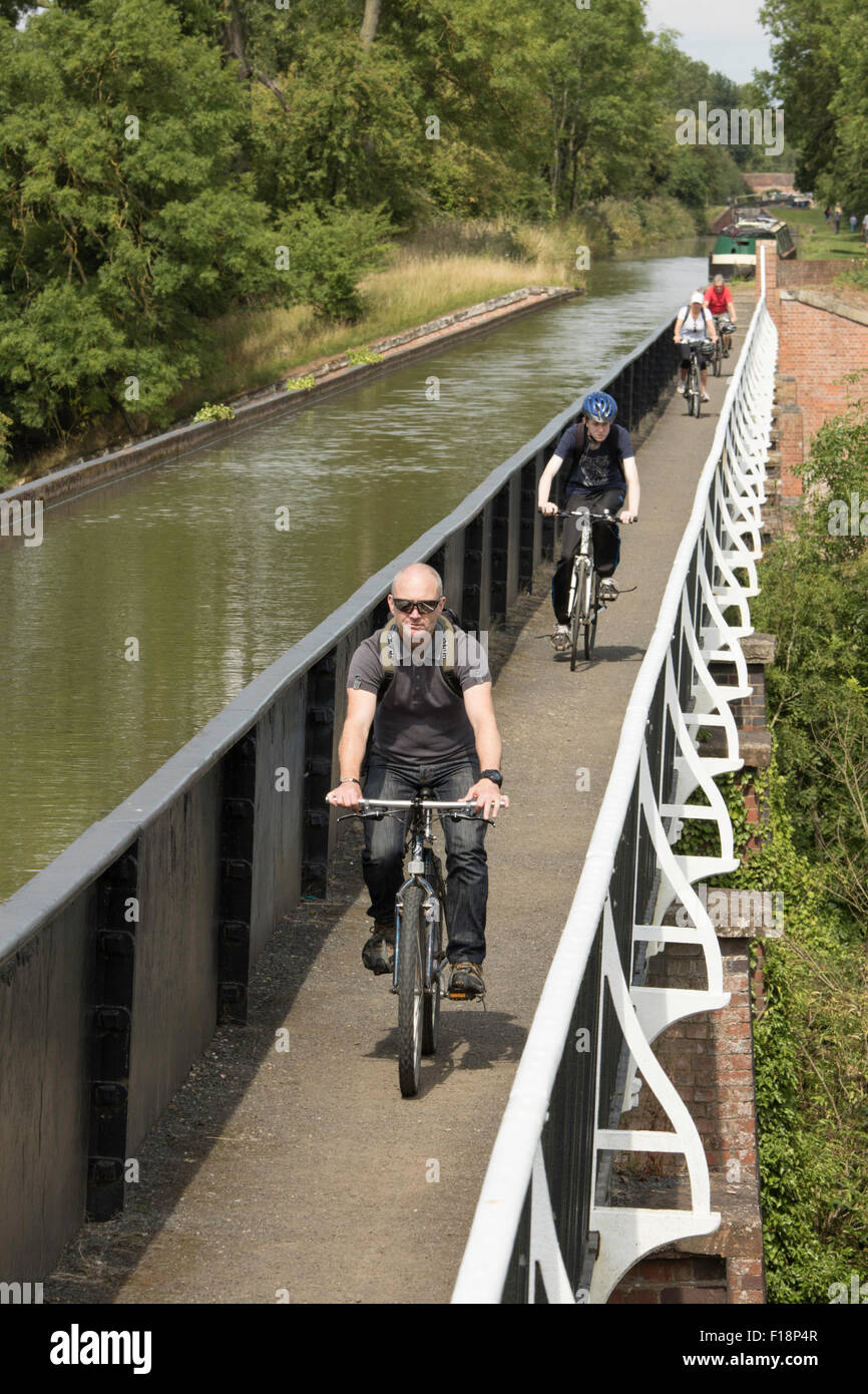 Faire du vélo à travers l'Aqueduc Edstone sur le Canal de Stratford Upon Avon, Warwickshire, England, UK Banque D'Images