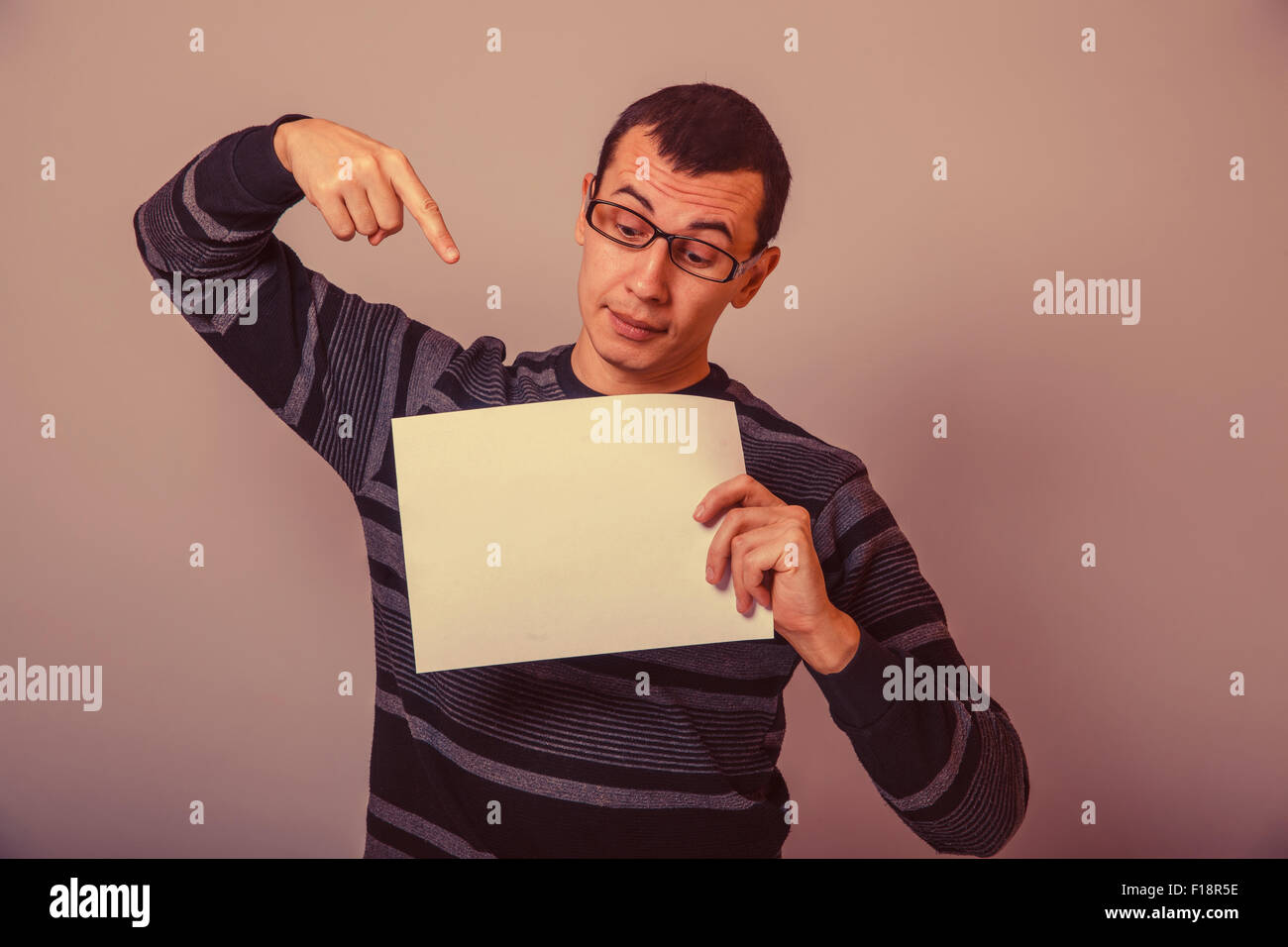 Homme à l'Européen de 30 ans avec des lunettes montre un elle Banque D'Images