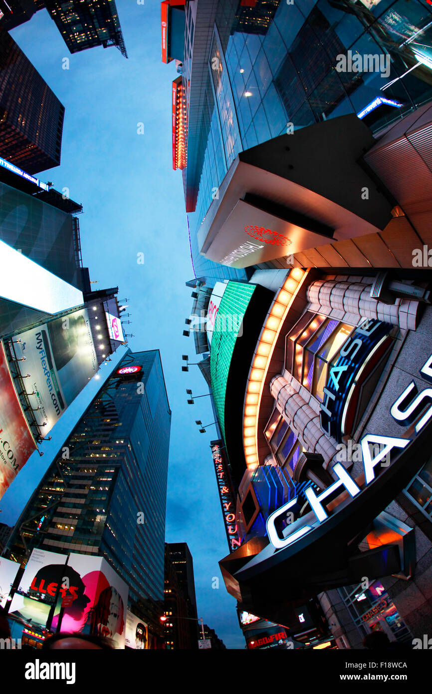 La VILLE DE NEW YORK, USA - 9 OCT : Times Square, les théâtres de Broadway et à grand nombre de panneaux LED, est un symbole de New York Banque D'Images