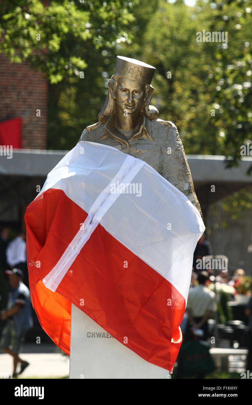 Gdansk, Pologne 30 avril, août 2015 Dévoilement de la 'Sledzikowna Danuta Inka' cérémonie monument , l'infirmière légendaire d'AK . InkaÕs corps a été trouvé dans la fosse commune au cimetière militaire à Gdansk et identifiées dans le début de 2015. Credit : Michal Fludra/Alamy Live News Banque D'Images