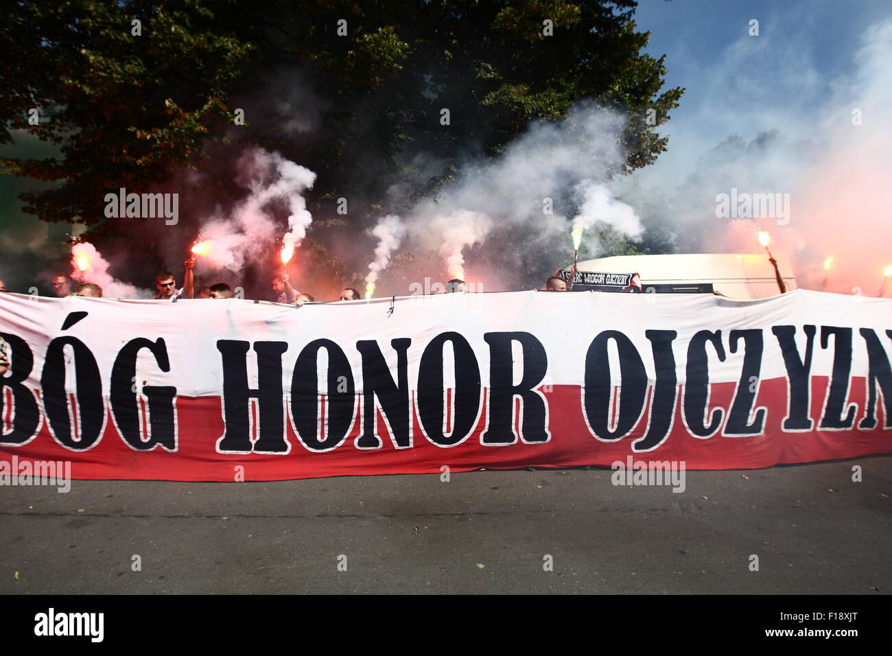 Gdansk, Pologne 30 avril, août 2015 Pagan Gdansk football fans assister à l'inauguration de l'Sledzikowna «' Danuta Inka monument, le légendaire de l'infirmière AK . InkaÕs corps a été trouvé dans la fosse commune au cimetière militaire à Gdansk et identifiées dans le début de 2015. Credit : Michal Fludra/Alamy Live News Banque D'Images