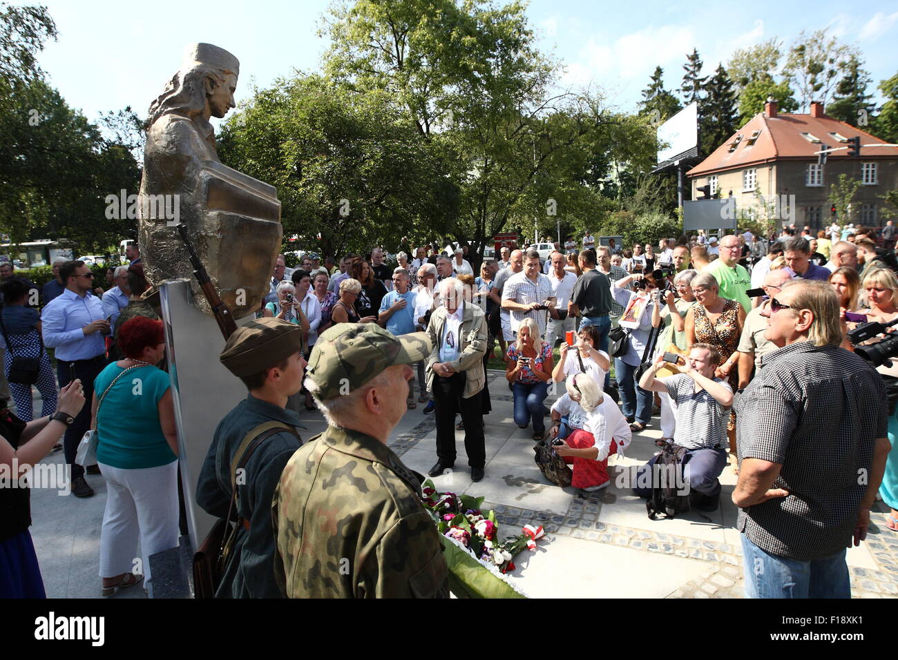 Gdansk, Pologne 30 avril, août 2015 Dévoilement de la 'Sledzikowna Danuta Inka' cérémonie monument , l'infirmière légendaire d'AK . InkaÕs corps a été trouvé dans la fosse commune au cimetière militaire à Gdansk et identifiées dans le début de 2015. Credit : Michal Fludra/Alamy Live News Banque D'Images