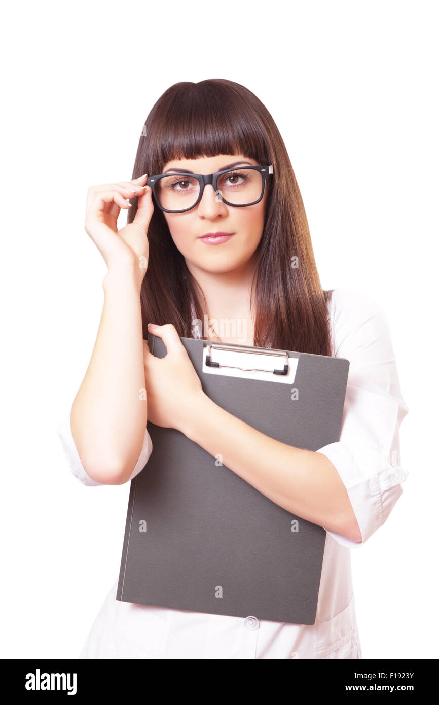 Femme en blouse blanche et lunettes, avec un dossier dans les mains, isolé sur fond blanc Banque D'Images