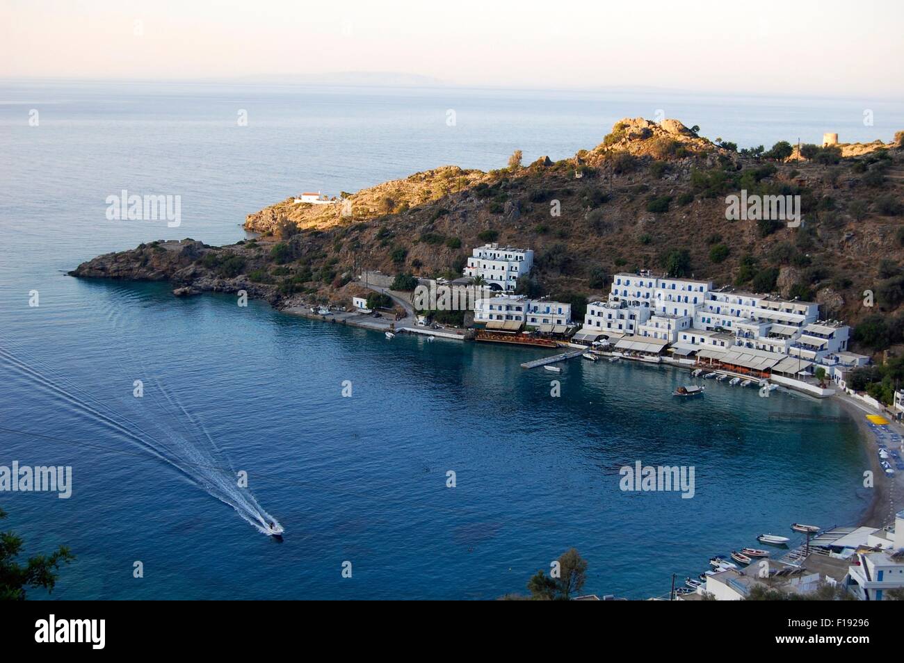 Le petit village de Loutro Crète en vue d'en haut au lever du soleil Banque D'Images