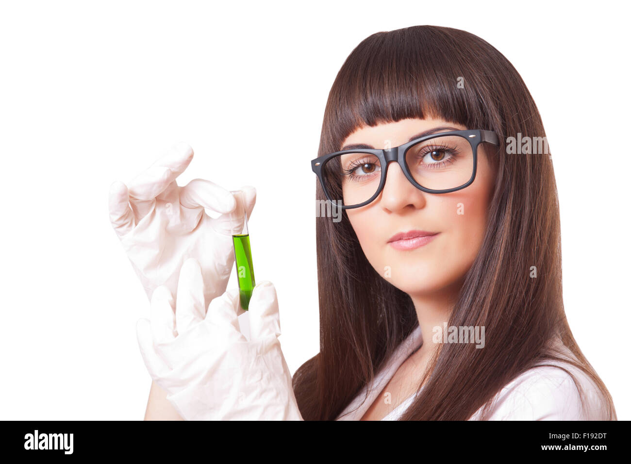 Femme lab worker holding test tube plongeur, isolé sur fond blanc Banque D'Images