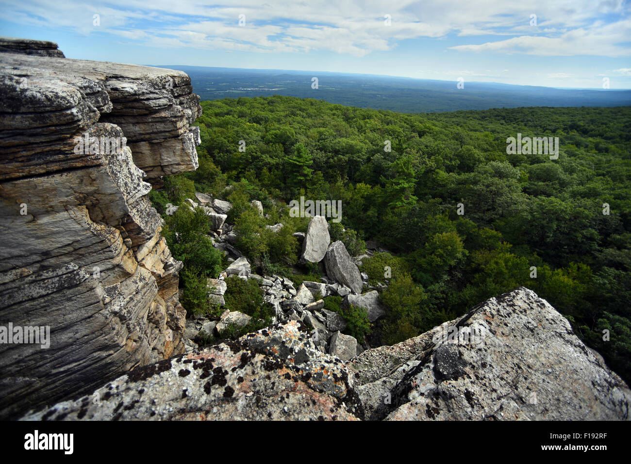 Roches massives et une vue sur la vallée à Minnewaska State Park Réserver Upstate NY en été Banque D'Images