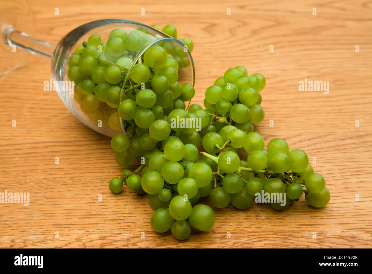 Vendanges sur table en bois Banque D'Images Vendanges sur table en bois Banque D'Images