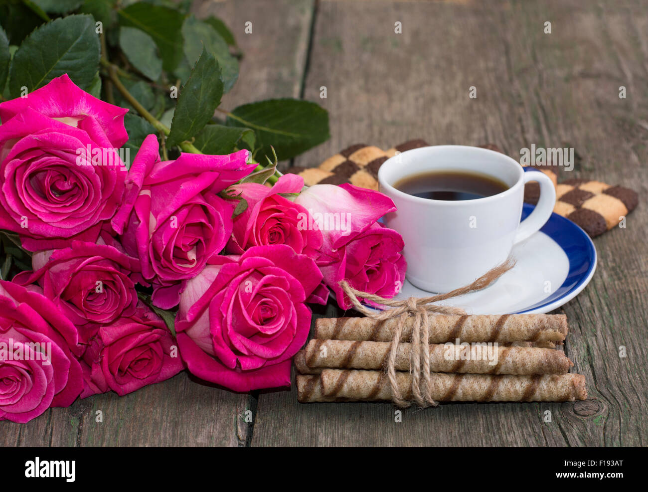 Tasse de café, biscuits et bouquet de roses rouge écarlate Banque D'Images