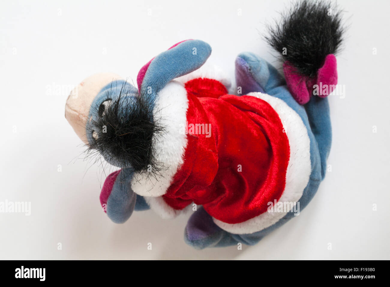 Regarder sur Noël Santa Eeyore peluche douce de Winnie l'Ourson isolé sur fond blanc Banque D'Images