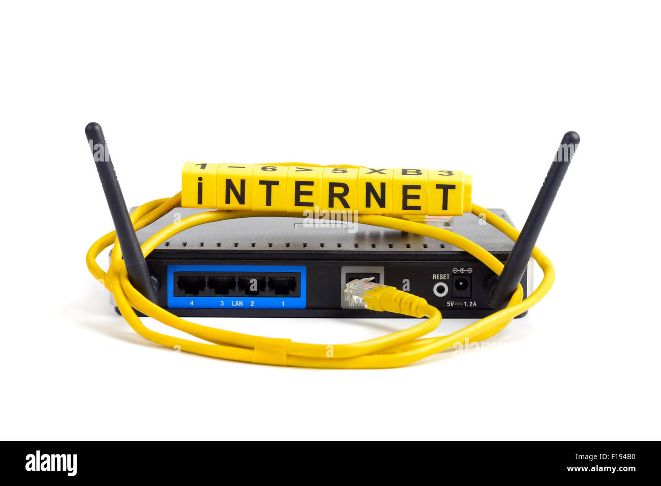 Routeur wi-fi sans fil avec deux antennes et câbles isolés signe Banque D'Images