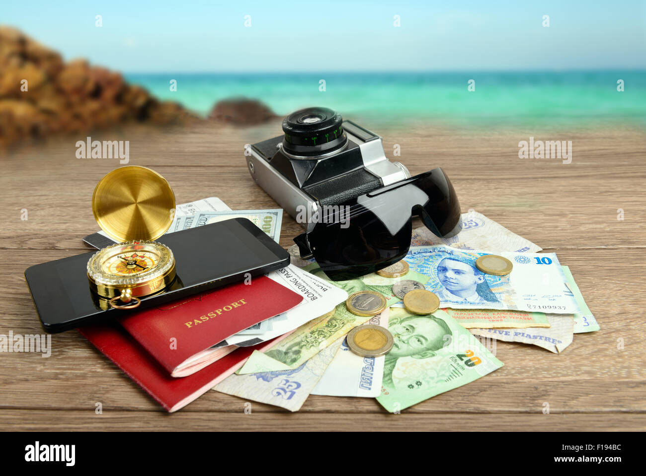 Travel concept, collage d'articles de voyage et sur la mer Banque D'Images