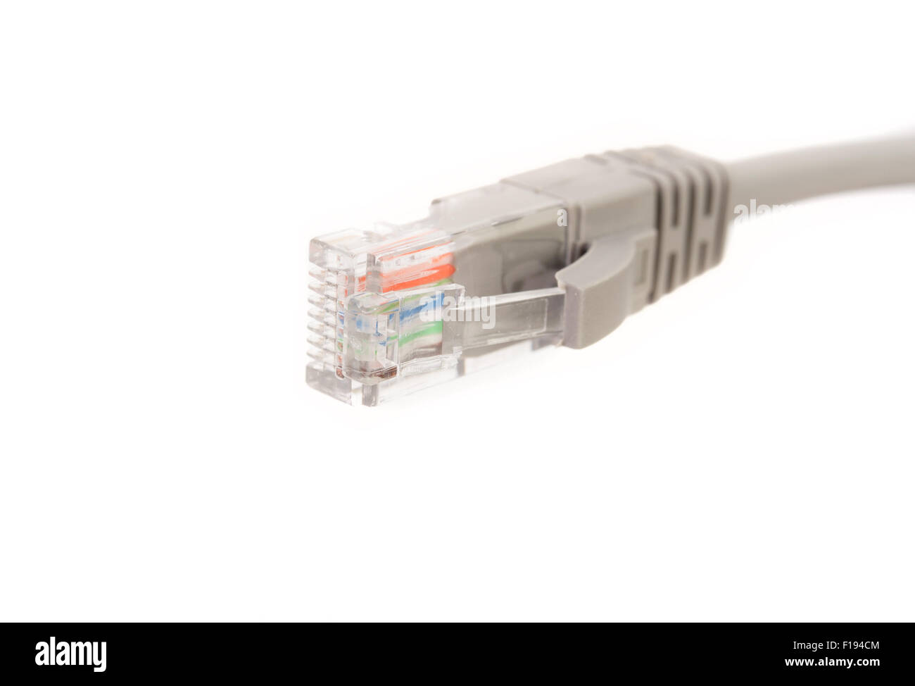Câble LAN / cord, CAT5e avec connecteurs RJ45 pour réseau informatique reliant tête isolé sur fond blanc Banque D'Images