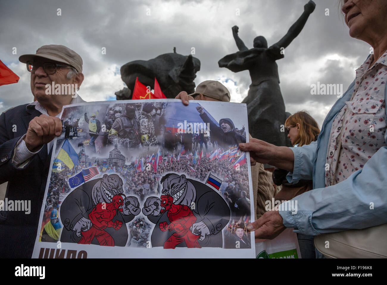 Moscou, Russie. Août 30, 2015. Tenir une bannière contre les militants le conflit en Ukraine au cours d'un rassemblement contre les exactions de la remise en état de maisons de vacances à Moscou, Russie Crédit : Nikolay Vinokourov/Alamy Live News Banque D'Images