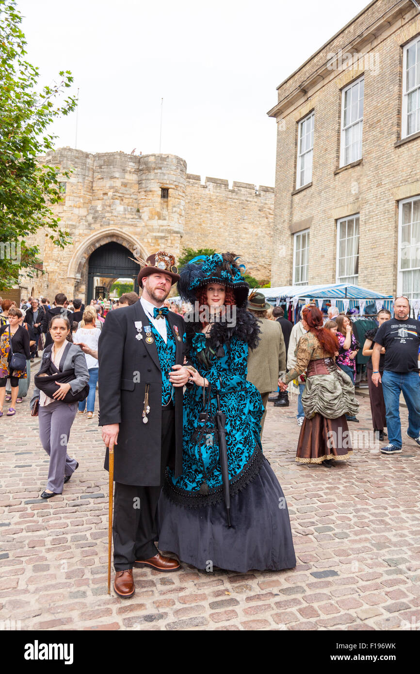 Lincoln, Royaume-Uni. 30 août, 2015. Festival Steampunk a salué le plus "magnifique dans le monde", le plus grand festival Steampunk en Europe revient à la ville de Lincoln, Lincolnshire, Royaume-Uni, Angleterre 30/8/2015 pour un week-end à l'asile VII Crédit : Tommy (Louth)/Alamy Live News festival steampunk steampunks Lincoln UK Angleterre victorienne robe néo punks fantaisie fantaisie étrange steampunker inhabituelle technologie science-fiction conception esthétique inspirée par l'industrie du xixe siècle de la machine à vapeur. Banque D'Images