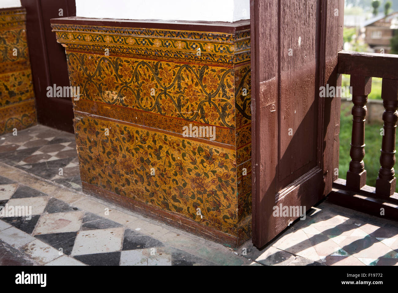 L'Inde, le Jammu-et-Cachemire, Srinagar, Khwaja Manzil Nishati house, salle de réunion principale décorée dado papier mâché Banque D'Images