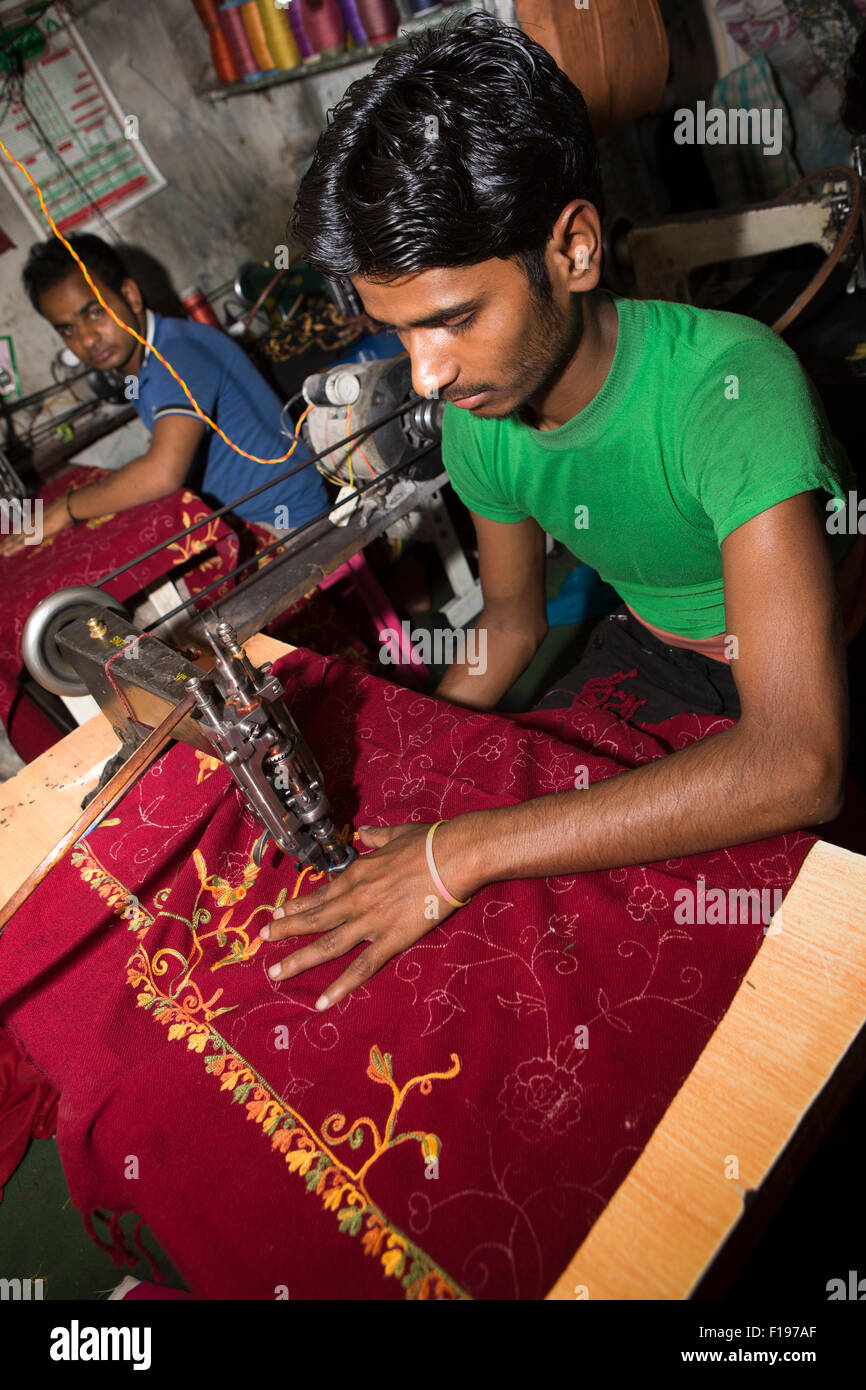 L'Inde, le Jammu-et-Cachemire, Srinagar, Vieille Ville, de l'artisanat, jeune travailleur broderie machine décoration pashmina Banque D'Images