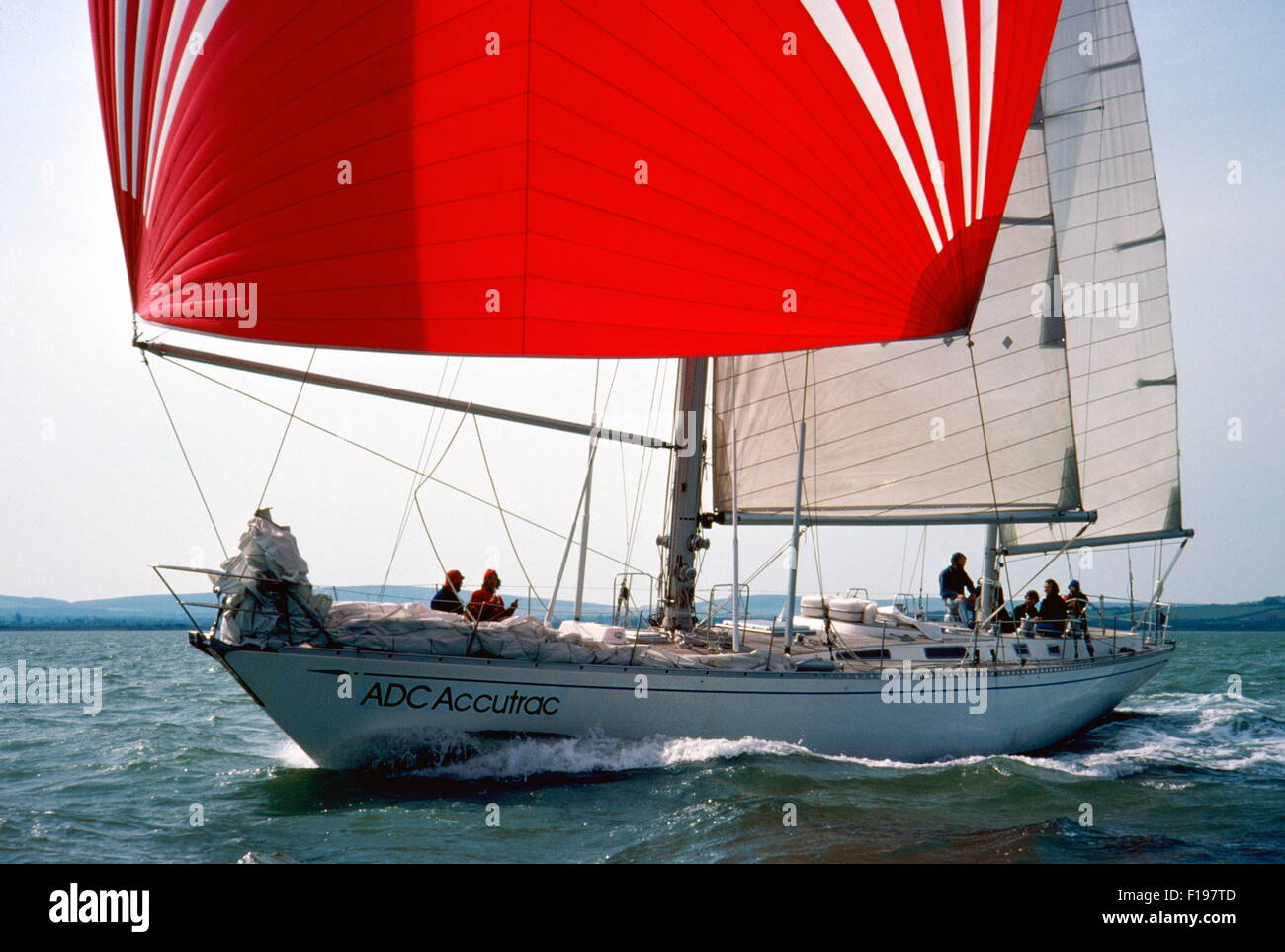 AJAX NOUVELLES PHOTOS - 1977. SOLENT, en Angleterre. - RACE WHITBREAD ENTRÉE - CLARE FRANCIS (GB) SKIPPÉ LE GRAND SPARKMAN & STEPHENS CONÇU 70 ketch de 12 M DANS L'ADC ACCUTRAC 1977/1978 WHITBREAD ROUND THE WORLD RACE. PHOTO:JONATHAN EASTLAND/AJAX REF:906132 Banque D'Images