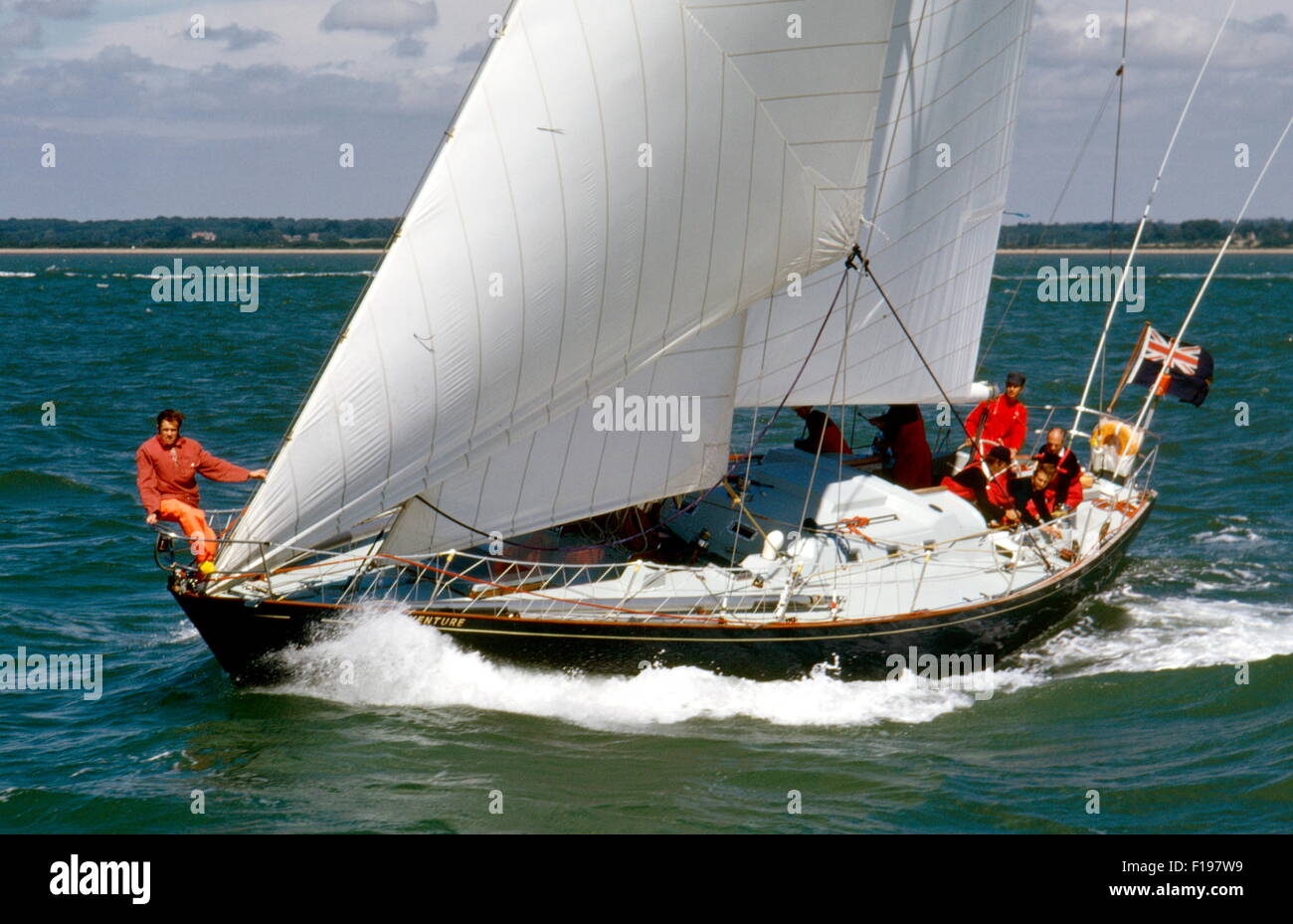 AJAXNETPHOTO. 1973. COWES, en Angleterre. - FASTNET RACE - DÉBUT DE LA FORMATION DE LA MARINE ROYALE À L'aventure. Le camper & NICHOLSON C&N 55 EST UNE RACE WHITBREAD ENTRÉE. PHOTO : JONATHAN EASTLAND / AJAX REF:300433 Banque D'Images