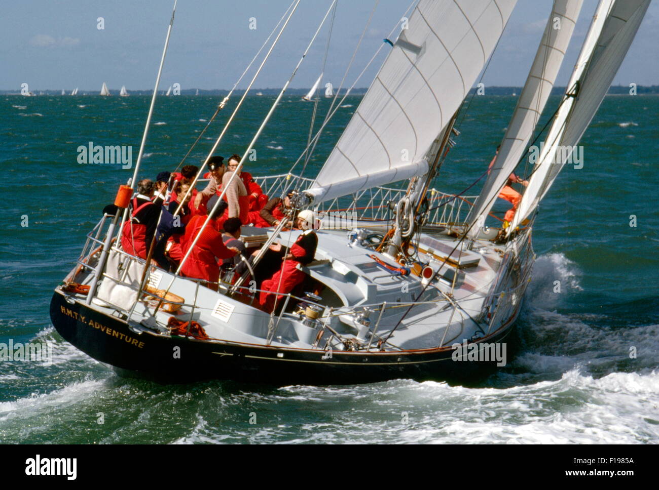 AJAXNETPHOTO. 1973. COWES, en Angleterre. - FASTNET RACE - DÉBUT DE LA FORMATION DE LA MARINE ROYALE À L'aventure. Le camper & NICHOLSON C&N 55 EST UNE RACE WHITBREAD ENTRÉE. PHOTO : JONATHAN EASTLAND / AJAX REF:300434 Banque D'Images