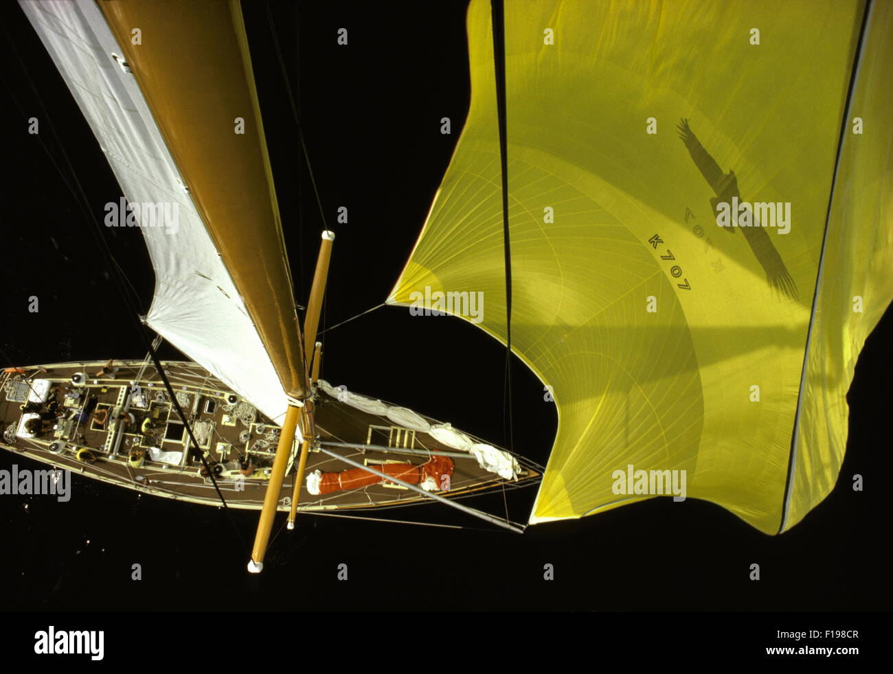AJAX NEWS PHOTOS -7 AOÛT 1977. SEVEN STONES LIGHT, ANGLETERRE. - CONDOR (GB), SKIPPER, ROBIN KNOX JOHNSTON + LES WILLIAMS. LE PROPRIÉTAIRE, BOB BELL, PHOTOGRAPHIÉ DEPUIS LE HAUT DE SON MÂT EXPÉRIMENTAL EN FIBRE DE CARBONE DE 98FT LORS DE LA COURSE FASTNET 1977 PRÈS DE SEVEN STONES LIGHT. YACHT EST UNE ENTRÉE WHITBREAD. PHOTO : JONATHAN EASTLAND/AJAX. RÉF. : 920371/YA/CONDOR. Banque D'Images