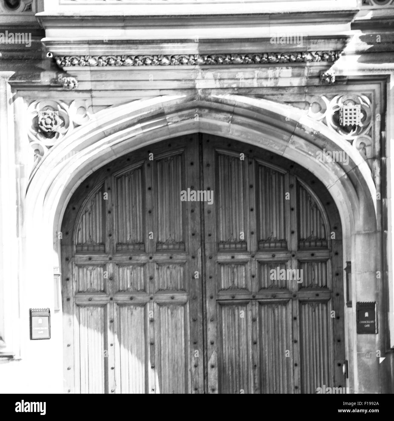 Le parlement de Londres vieille porte de l'église et en mur antique Banque D'Images