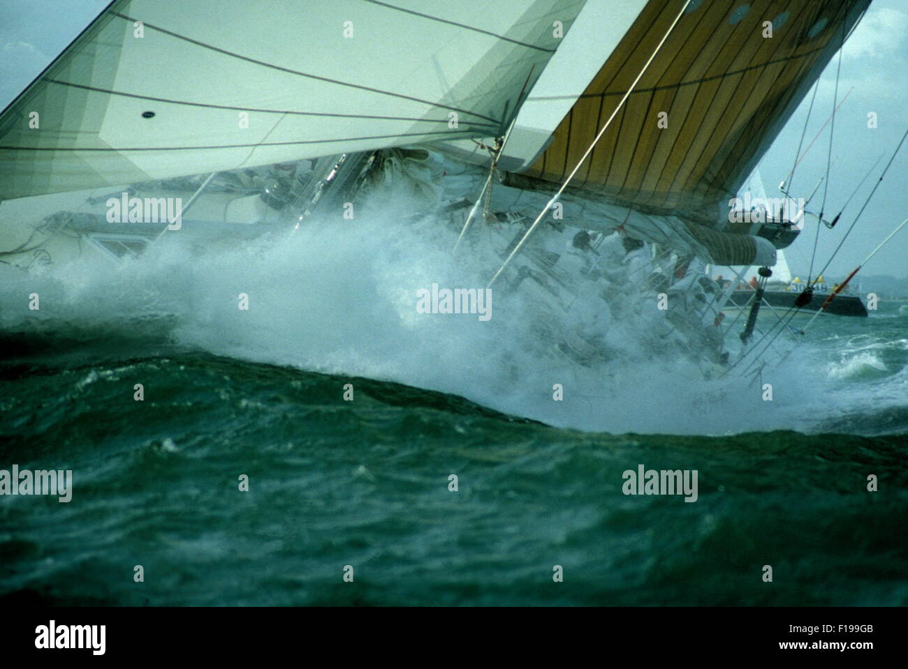 Nouvelles photos - 1985 AJAX, Cowes, EN ANGLETERRE - DÉBUT DE LA Fastnet Race - SIMON LE BON'S MAXI YACHT PREND UN TAMBOUR BATTANT dans une mer formée. L'yacht a chaviré QUELQUES HEURES APRÈS CETTE PHOTO A ÉTÉ PRISE, APRÈS AVOIR PERDU SA QUILLE AU LARGE DE LA CÔTE DU DEVON. Location de PLUS TARD PARTICIPÉ À LA WHITBREAD. PHOTO:JONATHAN EASTLAND/AJAX REF:22506/38 Banque D'Images