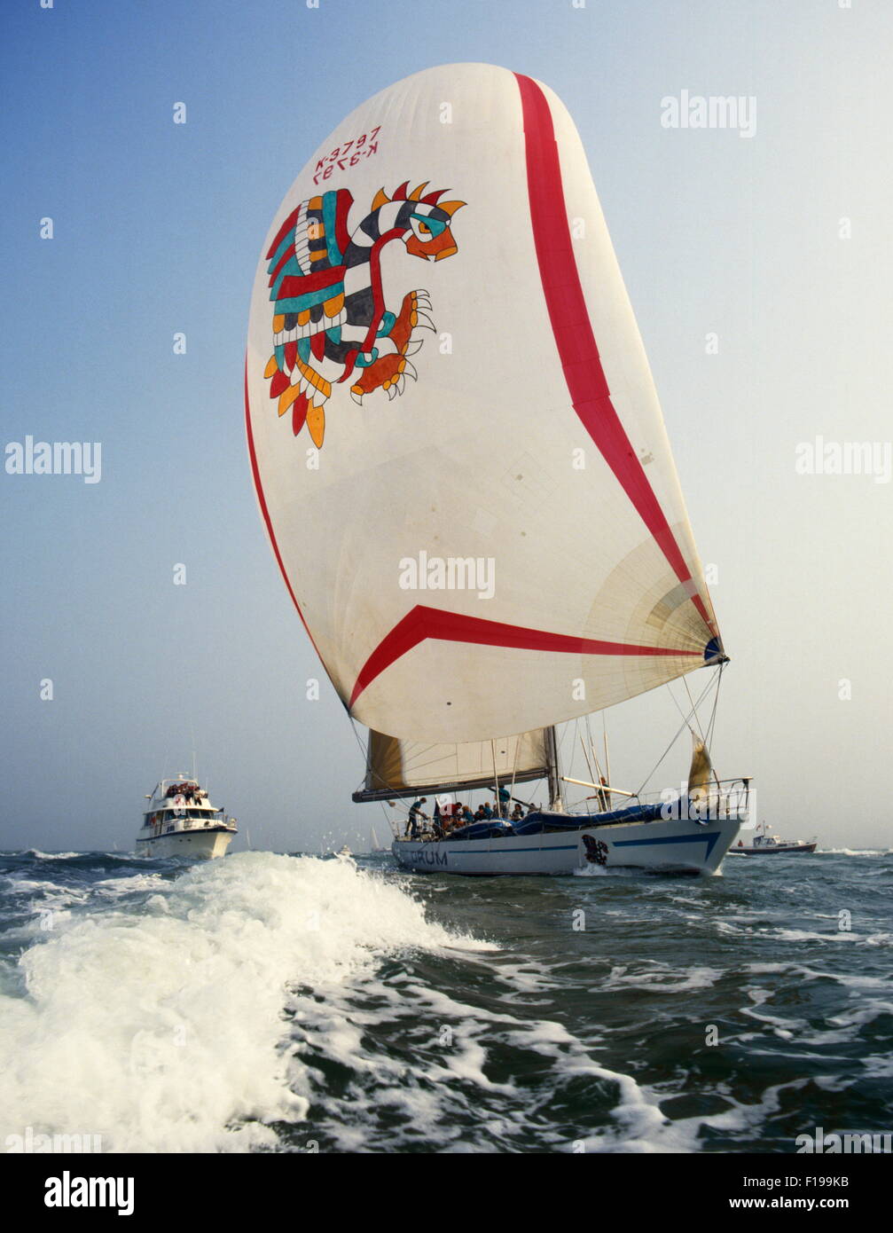 AJAXNETPHOTO. 1985. SOLENT, en Angleterre. - WHITBREAD ROUND THE WORLD RACE - SIMON LE BON TAMBOUR DU 77FT CONÇU PAR RON HOLLAND AU DÉMARRAGE. PHOTO : JONATHAN EASTLAND / AJAX REF:853692 Banque D'Images