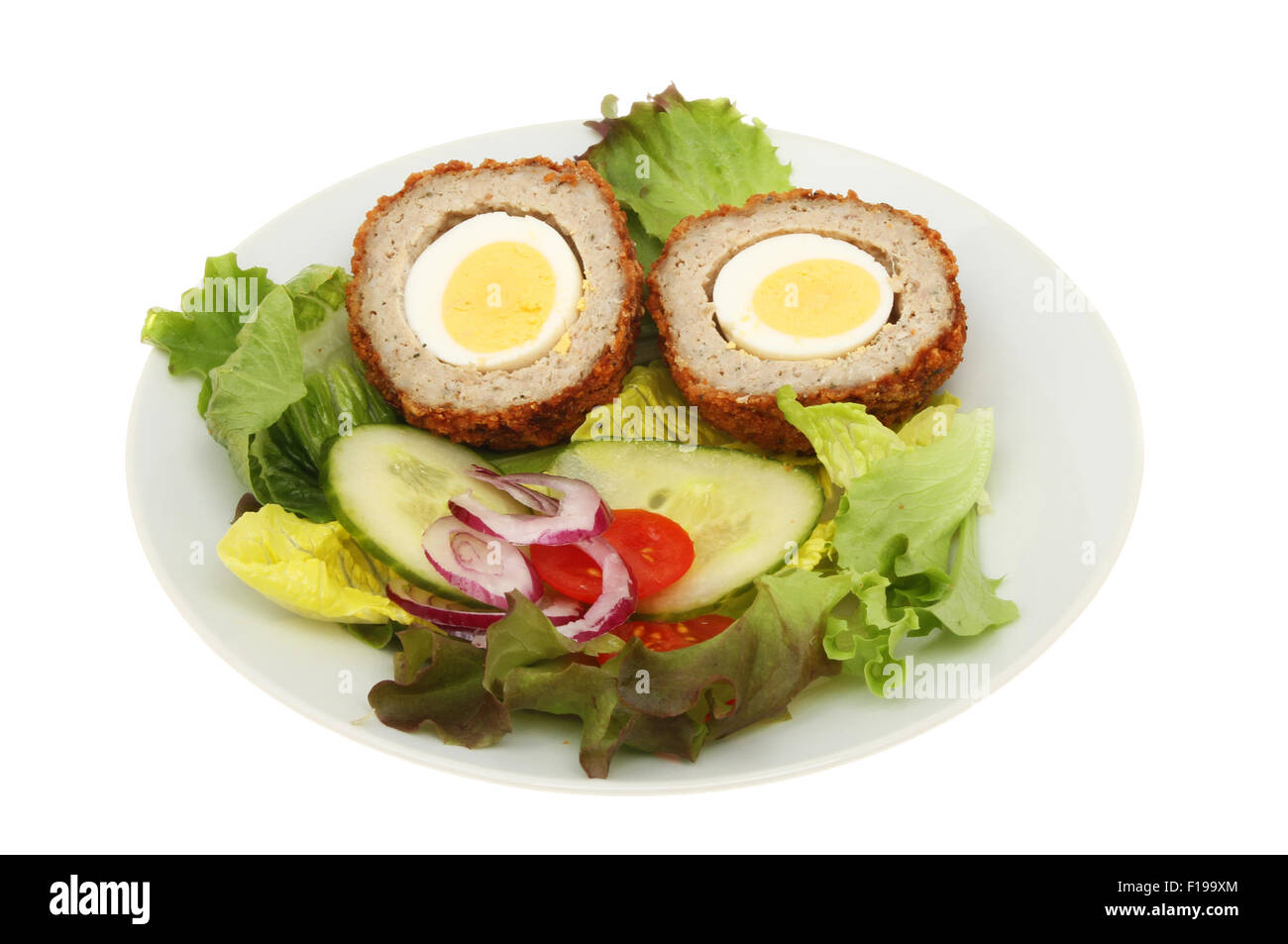Scotch egg et de la salade dans un bol blanc isolé contre Banque D'Images