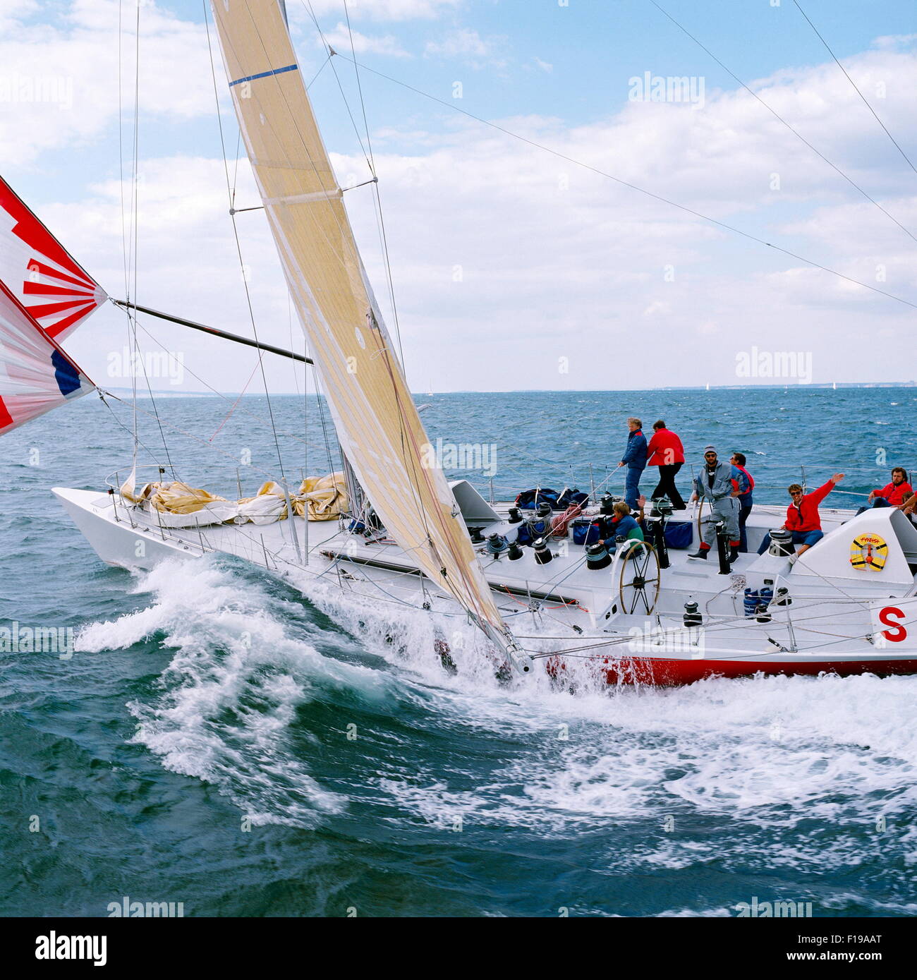 AJAXNETPHOTO. 1989. SOLENT, en Angleterre. FASTNET RACE 1989 - FAZISI OFF LES AIGUILLES. Fédération de Yacht EST UNE RACE WHITBREAD ENTRÉE. PHOTO : JONATHAN EASTLAND / AJAX Banque D'Images